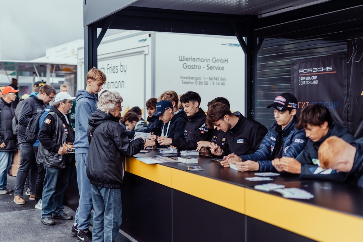 16779_-_dtm-nrburgring-fanarea-.jpg