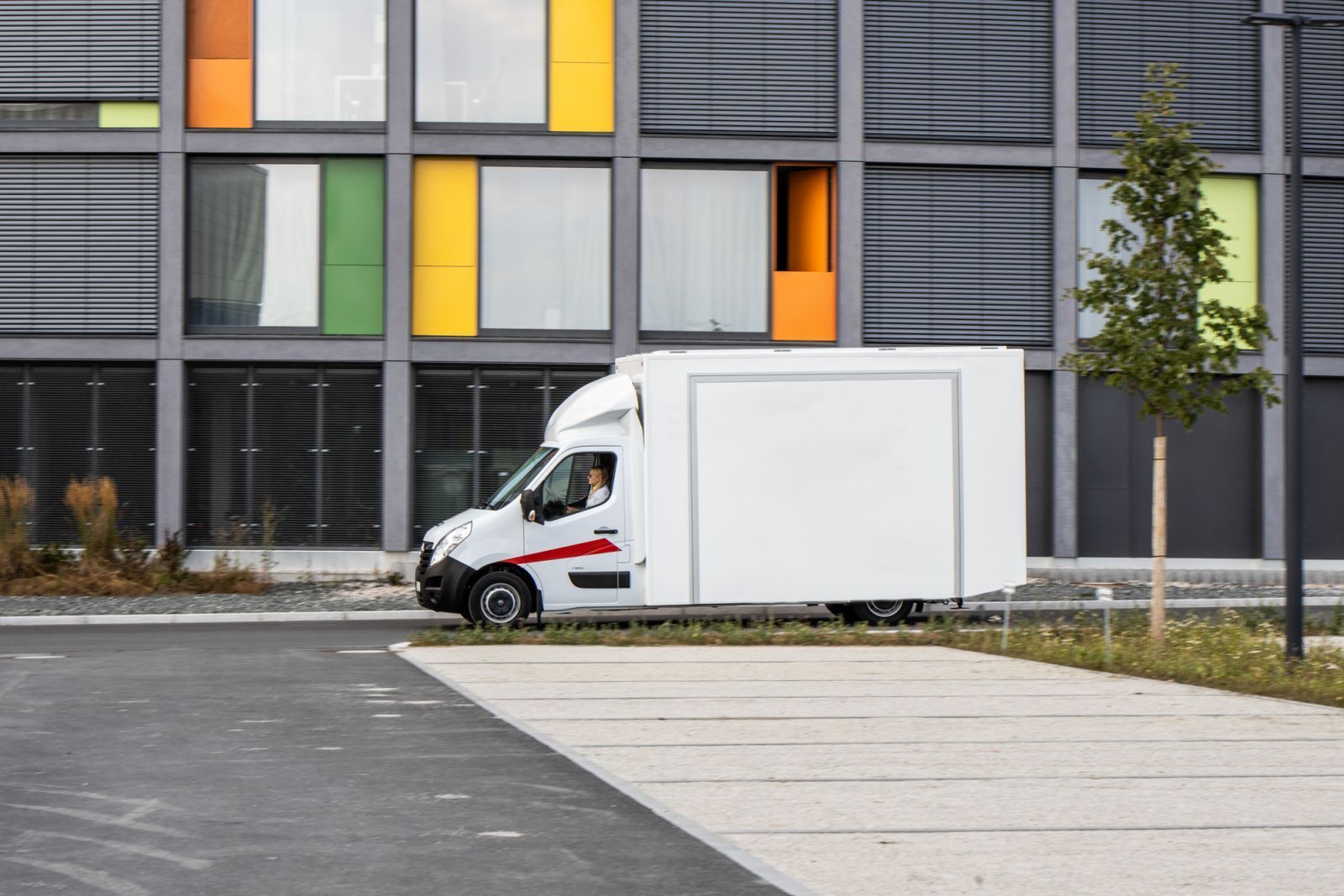 Unser AK-Promo-Tourer vor einem bunten Gebäude